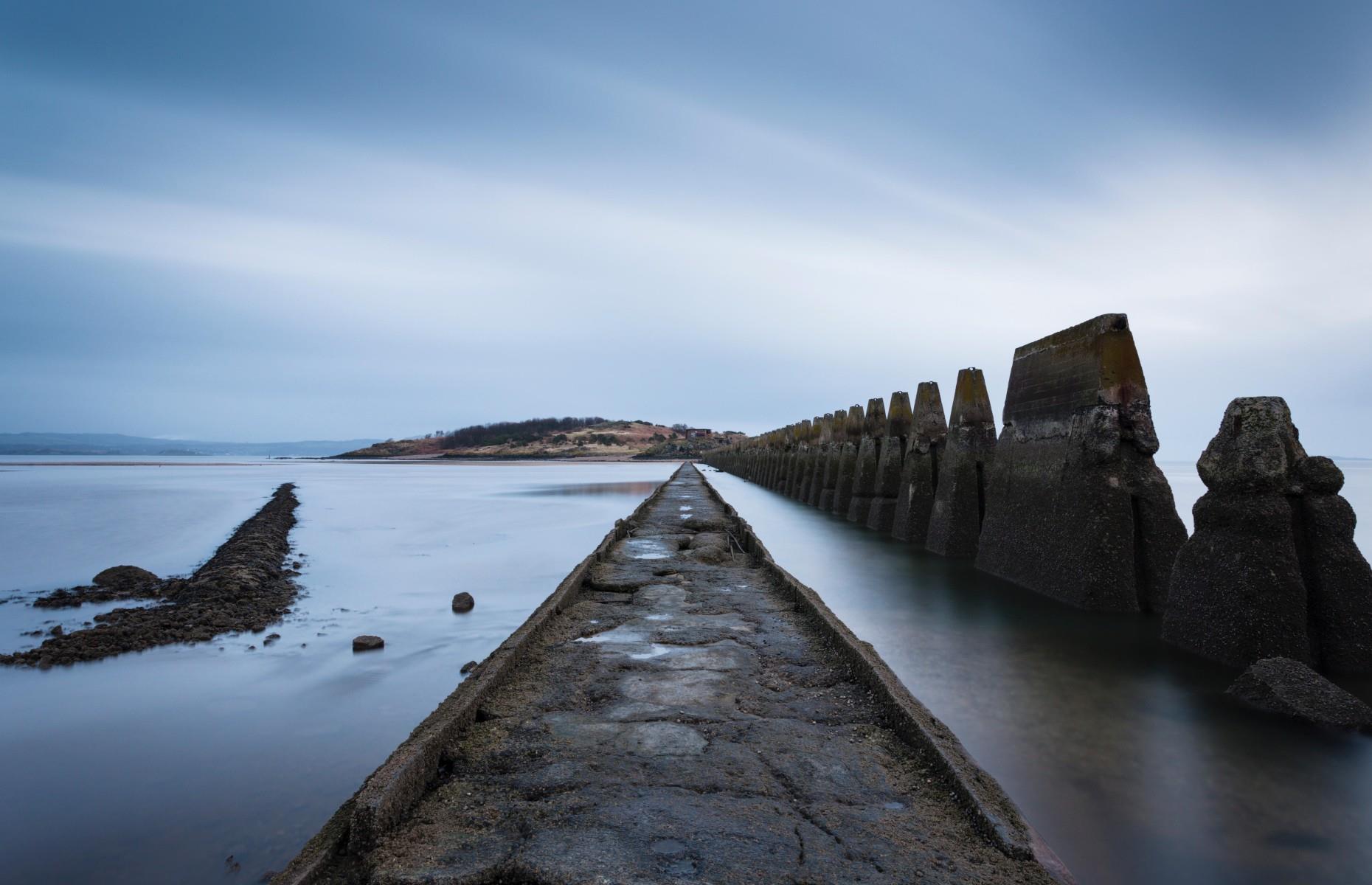 Causeway a la isla de Cramond, Escocia, Reino Unido